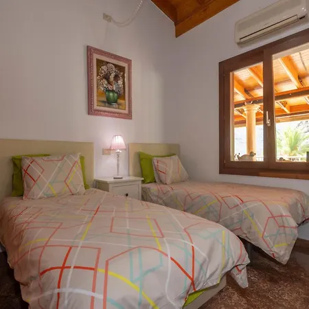 Villa With Heated Pool & Mountain Views